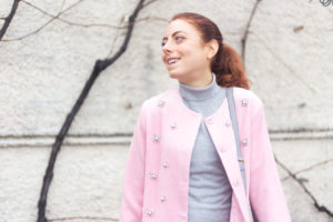 Cappotto rosa con applicazioni GIOIELLO: un outfit MINIMAL a tre colori